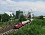 Die orientrote 151 134 ist am 10.6.2008 mit einem Gterzug in Regensburg unterwegs.