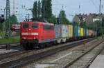 151 050 am 30.03.08 mit einem Containerzug aus Mnchen-Riem am Heimeranplatz