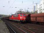 151 115 mit Schwesterlok und schwerem Ganz-Gterzug am 11.04.2002 in Kln-West