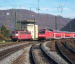 die orientrote 151 134 wird am 14.10.2008 neben dem Stellwerk in Geislingen fr den Schiebedienst an der Steige aufgerstet,whrend 146 209 mit ihrem IRE nach Lindau sogleich an Gleis 2 einfahren