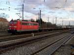 Die 151 146 am 06.02.2008 mit einem Containerzug bei der Durchfahrt in Mnchen Pasing. 

