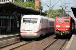 151 101-3 mit Schwesterlok stehen im Bf. Ludwigslust am Bahnsteig 2 um einem ICE freie Fahrt zu geben. 26.06.2008