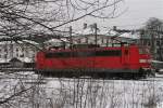 In winterlicher Landschaft wartet 151 114-6 auf den tglich verkehrenden Ganzzug der Spedition  LKW Walter  am 15.