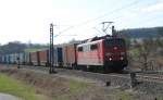 151 065-0 mit Containerzug kurz vor Niddawitzhausen in Fahrtrichtung Norden ...