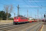 151 132 ist am 28.03.2009 mit einem
schwach ausgelasteten Containerzug
in Marchtrenk durchgefahren.