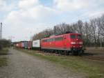 151 031-2 steht am 31.03.09 mit einem Containerzug aus dem Hamburger Hafen in Radbruch auf einem Ausweichgleis und wartet berholungen ab.