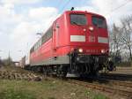 Frontschuss aus der Froschperspektive auf 151 031-2 die am 31.03.09 mit einem Containerzug in Radbruch auf einem Ausweichgleis einige berholungen abwartet.
