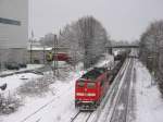 151 078 fhrt am 23.02.2005 aus Richtung Mannheim kommend mit einem Gterzug durch Karlsruhe. Die Aufnahme entstand unweit meines Arbeitsplatzes an der Durlacher Allee, in meiner Mittagspause. In der Nacht zuvor hatte es erstmals in diesem Winter auch in Karlsruhe etwas krftiger geschneit.