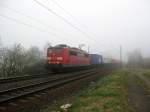 151 043-7 fhrt am 1.04.09 mit einem Containerzug aus dem dichten Frhnebel durch Hamburg-Moorburg Richtung Sden.