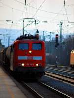 151 130-2 mit schwerem Gterzug im Bf.