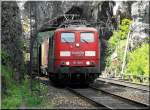 151-138 rollt mit ihrem Containerzug durch das Felsentor Richtung Sden.(02.05.2009)