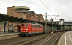 151 058-5 durchfhrt am 21.06.2009 mit einem Gterzug aus Richtung Unterelbe den Bahnhof Hamburg-Harburg.