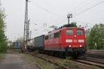 151 042-9 mit Containerzug in Mainz Bischofsheim am 16.04.2009