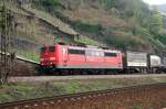 Samstglicher Gterverkehr auf der rechten Rheinseite: 151 059-3 zieht einen Klv-Zug nordwrts, kurz vor dem Loreley-Tunnel.