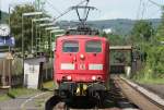 Und die 151 104-7 an der Spitze einer Doppeltraktion zieht einen Erzzug durch Erpel am 16.07.2009