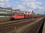 Die 151 015 am 26.08.2008 bei der Durchfahrt durch den Regensburger Hbf.