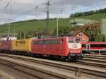 Die 151 134 mit einem Containerzug am 29.08.2009 bei der Einfahrt in den Wrzburger Hbf.