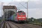 151 027 mit einem Containerganzzug auf der Rheinbrcke in Duisburg-Baerl.