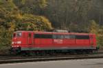 151 153-4 im Mitzieher. Sie war an diesem diesig-regnerischen 11.11.2009 fr den Schiebebetrieb auf der Geislinger Steige zustndig. Hier bei der Rckkehr nach der Lz-Talfahrt im eigenwilligen Licht des Herbstes.