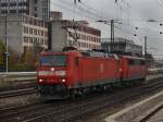 Die 185 072 am 31.10.2009 mit einer 151er im Schlepp bei der Durchfahrt am Heimeranplatz (Mnchen)