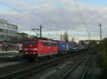 151 082-5 mit einem KLV Sattelauflieger bei der Durchfahrt am Heimeranplatz, 3.11.2009