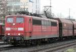 Die 151 164-1 zieht einen Kohlezug durch Kln West am 29.12.2009
