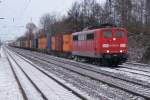 151 075-9 mit einem Containerzug am Haken fuhr am 09.01.2010 durch Dedensen/Gmmer in Richtung Bremen.