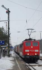 151 076-7 mit einem Containerzug, passiert am 16.01.2010 das Asig von Lbberstedt