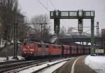 AK 151 109-6 und AK 151 113-8 schleppen am 23.01.10 den Beddinger von Hamburg-Hansaport nach Salzgitter-Beddingen.