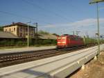 151 044-5 kommt am 25.06.2005 mit einem Gterzug durch Aschaffenburg Hbf.