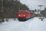 Sieht schon witzig aus, wenn Zge ber eingeschneite Gleise rollen, die man nicht mehr sieht. So gesehen bei 185 219-3 mit 151 128-6 und Containerzug in Fahrtrichtung Norden durch Eichenberg am 13.02.2010.