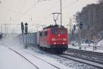 151 133-6 mit einem Containerzug am 30.01.2010 durch Kreiensen.