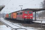 151 079-1 mit einem Containerzug am 9.2.2010 durch Kreiensen