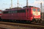 Die 151 134-4 in orientrot mit Latz steht abgestellt in Oberhausen West, dieses Foto endstand am 20.02.2010 auf dem Schottervorplatz / Parkplatz in Oberhausen West