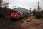 185 349 hat in Laufach halt bekommen und bentigt bis zum Schwarzkopftunnel untersttzung. 151 003 (9180 6151 003-1 D-DB) hat diese Aufgabe angenommen und schiebt nun den Zug den Berg hinauf. (Laufach am 14.03.2010)