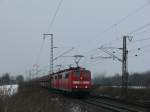 151 011-4 und eine Schwestermaschine mit einem schweren Kohlezug kurz vor der Durchfahrt in Obertraubling, 9.1.2010