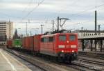 151 046-0 poltert mit einem Containerzug nach Salzburg durch Mnchen-Ost Richtung MOR. Davor versucht eine Taube hecktisch ihren Fluchtversuch zu vollenden. Aufgenommen am 21.03.10.