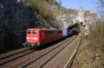 151-068 durchfhrt mit einem Containerzug das Felsentor.(KBS 880,17.04.2010)