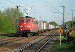 Hier ist die 151 052 -8 mit einem Gterzug in Kfering am 29.04.2010 .