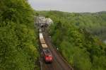 Und noch ein Bild des Felsentors,diesmal mit einer 151 am 8.5.2010 am Containerzug au der KBS 880.