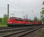 Groer Kasten und kleiner Kasten: 140 368-2 in Doppeltraktion mit 151 131-0 und Containerzug in Fahrtrichtung Norden durch Eschwege West.