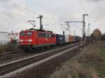 Die 151 152 am 02.04.2010 mit einem Containerzug unterwegs bei Obertraubling.