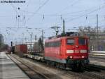 151 028 mit einem Containerzug richtung Ostbahnhof am Heimeranplatz, 20.03.2010