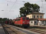 Die 151 149 am 25.06.2010 mit einem Gterzug bei der Durchfahrt in Aling.