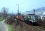 151 053 erklimmt die Rampe von Laufach nach Heigenbrcken, April 1984.