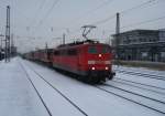 Am Sptnachmittag des 02.12.10 zieht 151 037-9 ihren KLV-Ganzzug durch den Bahnhof Mnchen-Heimeranplatz.