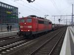 151 082-5 zieht leere Autotransportwagen durch Bielefeld. 17.02.2011.