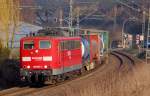 In der Kurve am Bahnbergang Klner Strae in Jchen durcheilt die 151 078-3 mit einem Containerzug  die Strecke nach Rheydt.4.3.2011