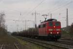 151 102-1 mit gemischten Gterzug in Ratingen-Lintorf am 01.04.2011