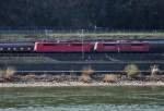 BR 151 in Doppeltraktion am linken Rheinufer, von der Rheinpromenade in Unkel aufgenommen - 23.03.2011